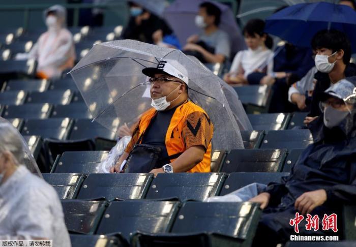 当地时间7月10日，日本职业棒球赛恢复，读卖巨人队和养乐多燕子队之间的比赛在神户举行，日本棒球联盟允许球迷进场观赛，人数控制在5000人。