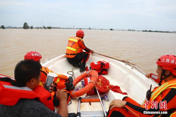 资料图：江西鄱阳溃堤洪灾救援现场，消防救援队员乘坐冲锋舟前往搜救地点。 刘占昆 摄