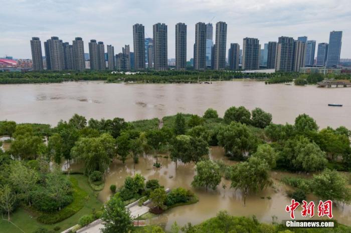7月12日，航拍长江南京段岸线，水位持续上涨。中新社记者 泱波 摄