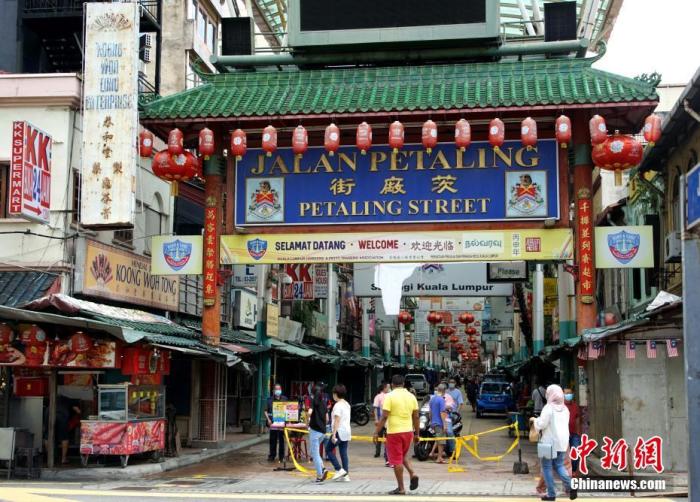 7月12日，因疫情暴发歇业的马来西亚吉隆坡茨厂街获准重新开业。茨厂街，是吉隆坡开埠早期就存在的“唐人街”，被视为“吉隆坡华人历史与现实记忆中最鲜明的一条街”。图为茨厂街重新迎来游客。
<a target='_blank' href='http://www.chinanews.com/'>中新社</a>记者 陈悦 摄