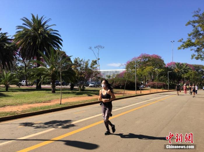 当地时间7月13日，在巴西圣保罗，一名女子在当地一公园跑步锻炼。当日，巴西最大城市圣保罗市允许符合卫生和防疫条件的公园在工作日恢复开放。 中新社记者 莫成雄 摄