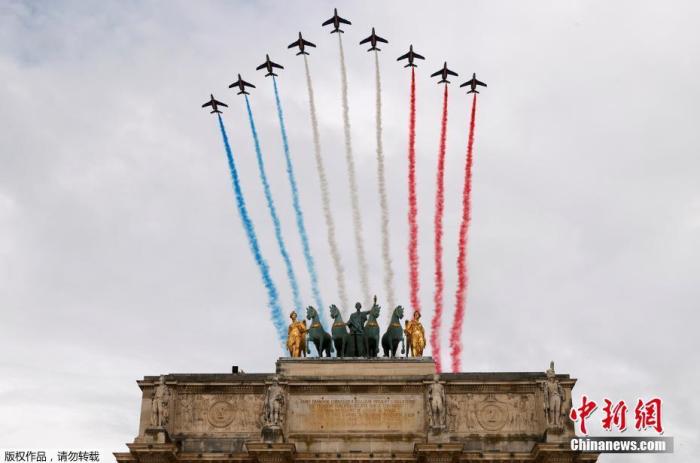 当地时间7月14日，法国巴黎， 法国一年一度的国庆阅兵式在协和广场举行。受疫情影响，法国总统马克龙没有在香榭丽舍大街举行国庆阅兵式，而是在协和广场举行小型庆祝仪式，向在抗疫斗争中做出贡献的公民致敬。