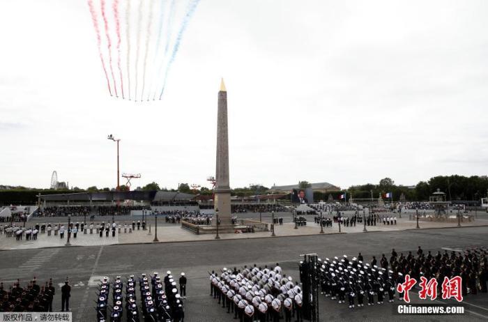 当地时间7月14日，法国巴黎， 法国一年一度的国庆阅兵式在协和广场举行。受疫情影响，法国总统马克龙没有在香榭丽舍大街举行国庆阅兵式，而是在协和广场举行小型庆祝仪式，向在抗疫斗争中做出贡献的公民致敬。
