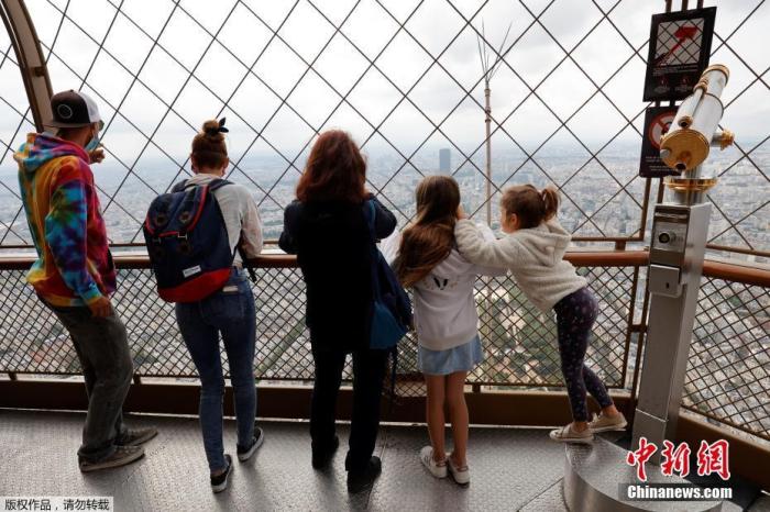 当地时间7月15日，法国巴黎埃菲尔铁塔顶层开放。据报道，埃菲尔铁塔6月25日开门迎客，当时暂未开放顶层。