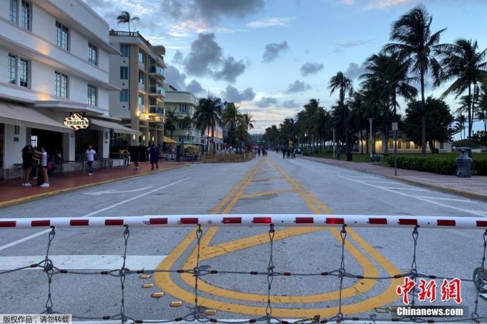 当地时间7月18日，由于新冠肺炎疫情反弹，美国佛罗里达州迈阿密海滩从晚上8时起实行宵禁，道路封闭，饭店停止营业。