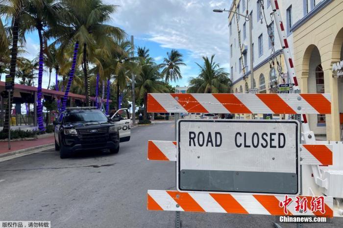 当地时间7月18日，由于新冠肺炎疫情反弹，美国佛罗里达州迈阿密海滩从晚上8时起实行宵禁，道路封闭，饭店停止营业。