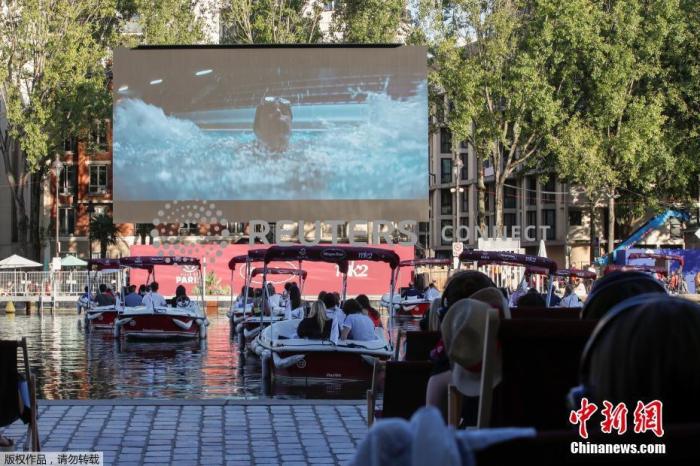 当地时间2020年7月18日，法国巴黎，当地民众来到河畔“水上电影院”观看电影。