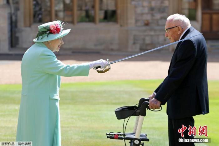 7月20 日消息，英女王伊丽莎白二世17日公开露面，册封100岁二战老兵摩尔为“骑士”。这不仅是新冠疫情延烧以来，女王首度出席册封活动，也是女王第一次进行半公开活动。