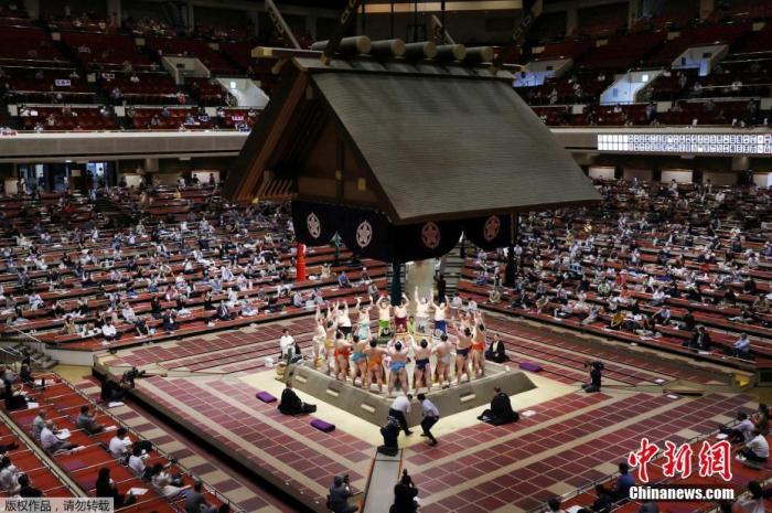 资料图：于7月举行的日本大相扑赛事中，入场观众人数受到限制，场内观众均隔座而坐。