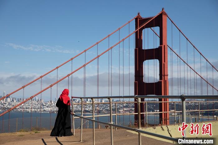 当地时间7月21日，游客在美国加州旧金山金门大桥附近游玩。