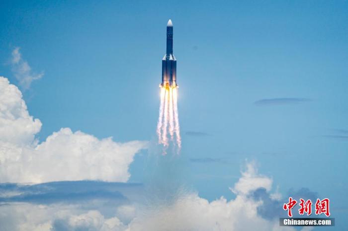 图为长征五号遥四火箭在中国文昌航天发射场点火升空。 骆云飞 摄