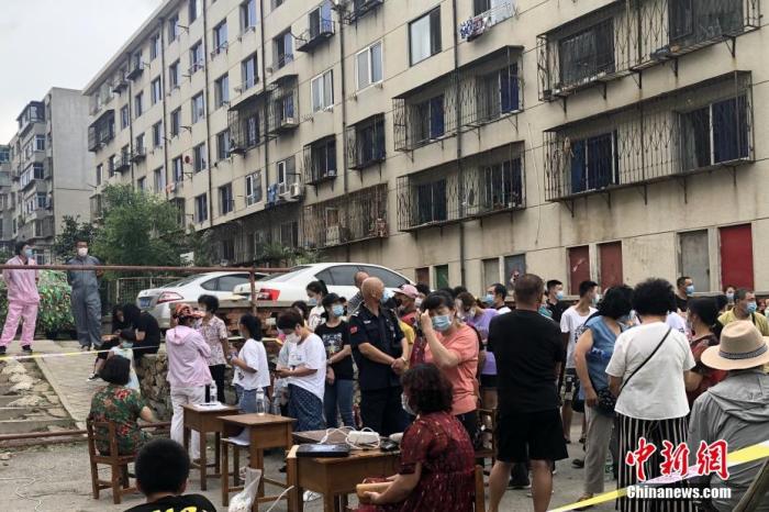 7月23日，辽宁大连，民众排队进行核酸检测。