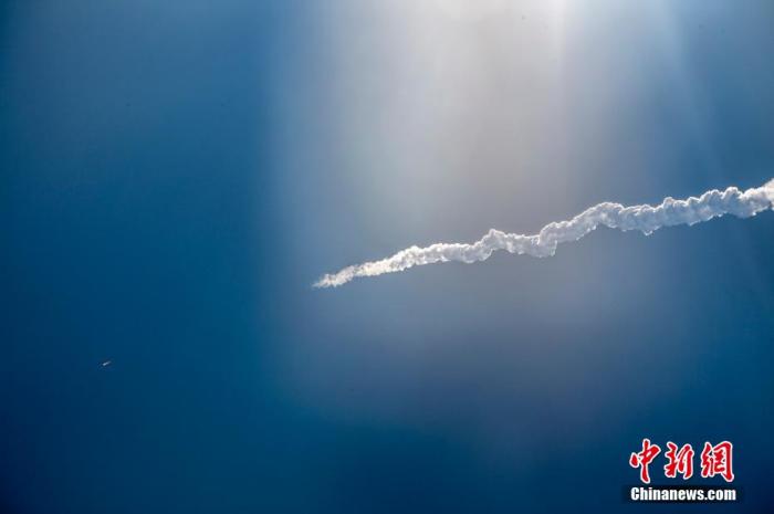 资料图：长征五号遥四火箭在中国文昌航天发射场点火升空。骆云飞 摄