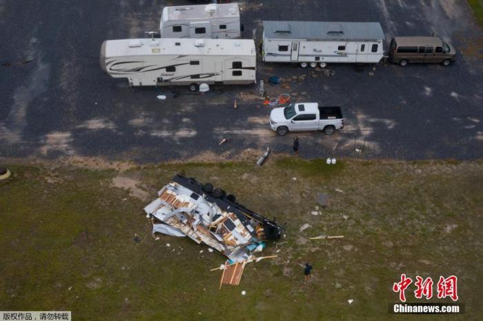 资料图：当地时间7月26日，美国得克萨斯州曼斯菲尔德港，飓风“汉娜”过境后，被摧毁的露营拖车。