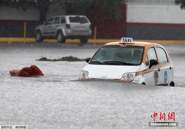 当地时间2020年7月26日，墨西哥蒙特雷，飓风“汉娜”来袭，街道洪水泛滥。