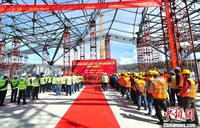 7月27日，西藏拉萨贡嘎国际机场航站区改扩建工程新建航站楼工程举行钢结构卸载仪式，标志着新建的T3航站楼主体结构施工完毕，全面进入装修施工阶段。
中新社记者 张伟 摄