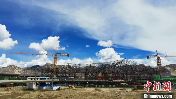 图为7月27日，西藏唯一国际机场——拉萨贡嘎国际机场航站区改扩建工程新建航站楼工程全景。当日，拉萨贡嘎国际机场航站区改扩建工程新建航站楼工程主体结构施工完毕，全面进入装修施工阶段。
中新社记者 张伟 摄