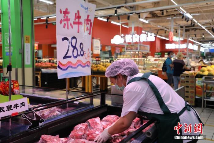 7月28日，记者探访辽宁省大连市各大商超市场。在大连市东特购物广场沃尔玛周水前店，这里的果蔬、米面油、肉蛋奶等货源充足，市场价格保持稳定。
中新社记者 杨毅 摄