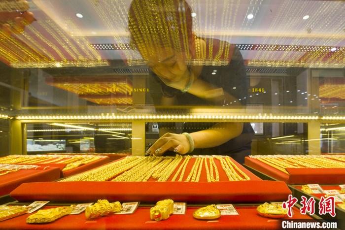 山西省太原市，一商场工作人员整理黄金饰品。
中新社记者 张云 摄