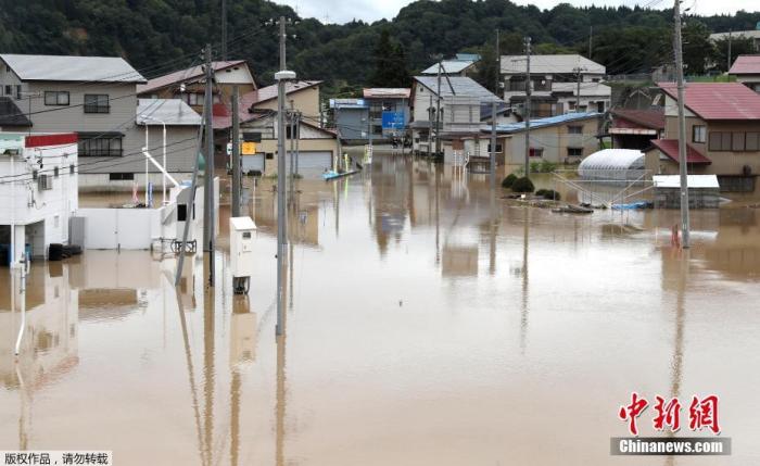 当地时间2020年7月29日，日本东北部山形县最上川中流决堤，居民区被淹。据日媒报道，28日，日本东北地区普降暴雨致多条河流决堤，目前，当地已有超7.5万人被要求紧急避难。