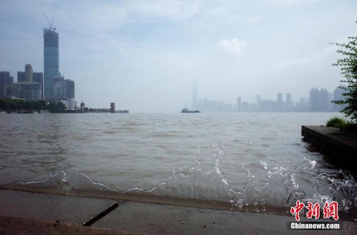 资料图：7月29日，在武汉汉阳南岸嘴，长江与汉江交汇处江水拍打着岸边台阶。
<a target='_blank' href='http://www.chinanews.com/'>中新社</a>记者 张畅 摄