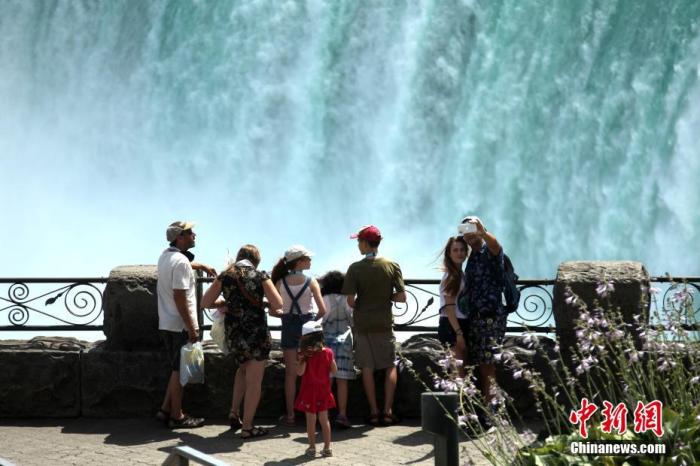 当地时间7月29日，游客在加拿大、美国交界处的著名景点尼亚加拉大瀑布群加拿大一侧观赏瀑布壮观景色。随着经济逐步重启，受到新冠疫情重挫的尼亚加拉旅游业正迎来复苏。
<a target=