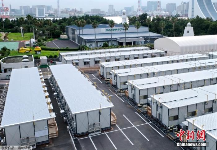 7月30日，日本东京在停车场上搭建帐篷，收容新冠肺炎轻症患者。