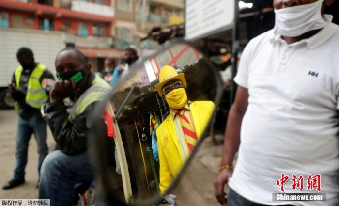 8月1日消息，居住在肯尼亚首都内罗毕的时尚人士詹姆斯·迈纳·姆旺吉展示了他用心搭配的服装，他的衣服包括至少160套西装和配套的配饰，在新冠肺炎疫情爆发期间，他的配饰里还多了预防病毒传播的口罩。