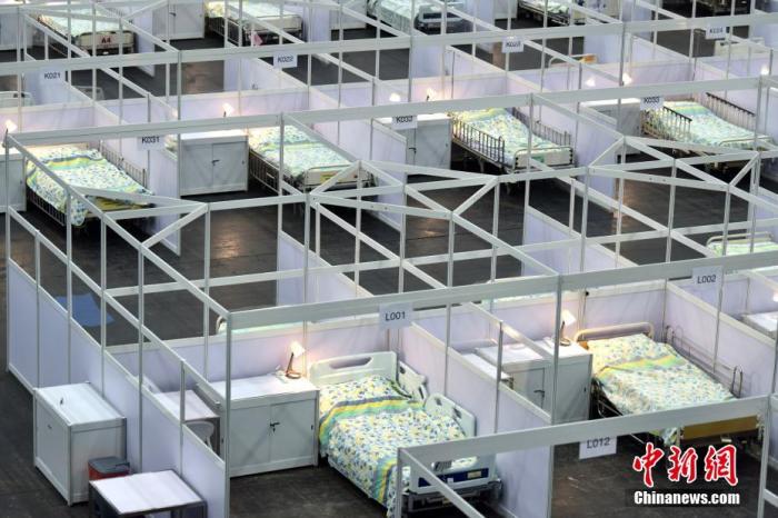 8月1日，香港医院管理局启用位于亚洲国际博览馆的社区治疗设施。图为独立病格内有储物柜及桌。
<a target='_blank' href='http://www.chinanews.com/'>中新社</a>记者 李志华 摄