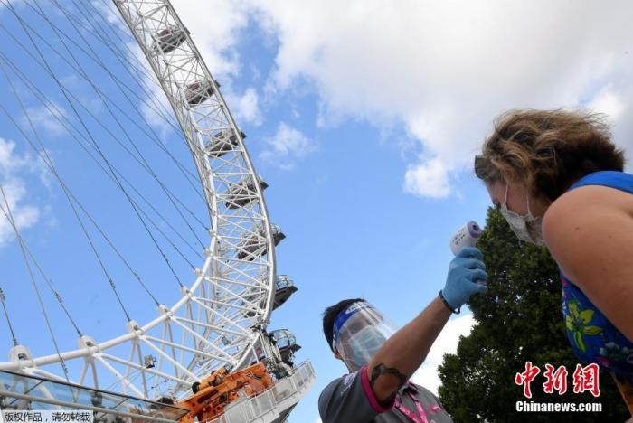 当地时间8月1日，英国伦敦，“伦敦眼”摩天轮重新开放。图为工作人员为游客测温。