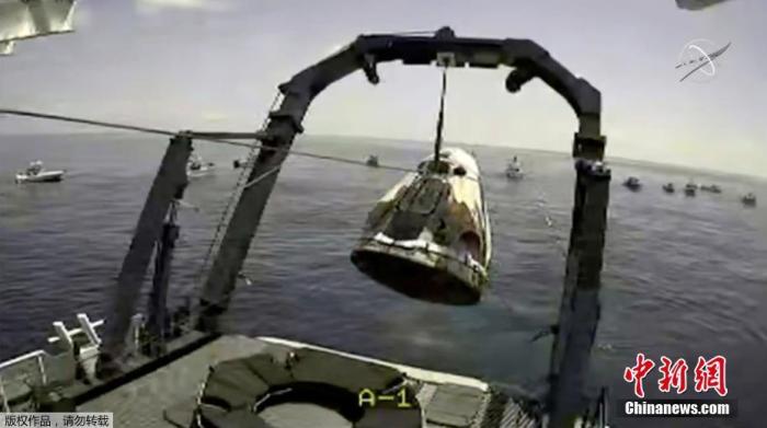 8月3日消息，美国“龙”飞船载两名宇航员返回地球。
美国宇航局局长吉姆·布里登斯廷表示，美国宇航局首次商业载人试航的成功意味着其商业载人航空计划(CPP)迈出了关键一步。