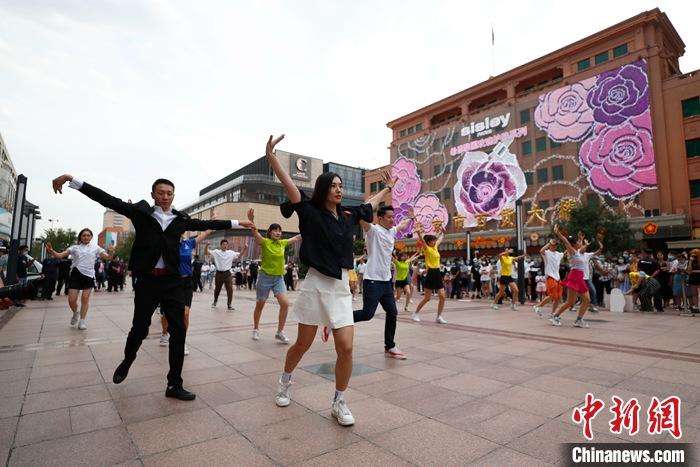 8月4日，一场以“9月，我在服贸会等你”为主题的活动在北京王府井步行街举行，这是服贸会主办方第一次举办面向市民的群众性、娱乐性宣传互动活动。演员们以舞蹈动作的形式展示服贸会将朝着开放、包容、普惠、平衡、共赢的方向发展。2020年中国国际服务贸易交易会(简称服贸会)将于9月上旬在北京举办。
<a target='_blank' href='http://www.chinanews.com/'>中新社</a>记者 富田 摄