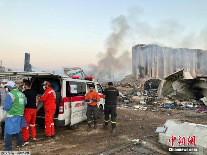 8月5日，据法新社报道，黎巴嫩红十字会5日表示，贝鲁特港口发生的爆炸，共已造成100多人死亡，4000多人受伤。在黎巴嫩向国际社会寻求帮助之际，多个国家纷纷表达了深切慰问，并称愿意提供援助。图为黎巴嫩贝鲁特港口地区，土耳其人道主义救援基金会(IHH)成员在爆炸现场协助救援。