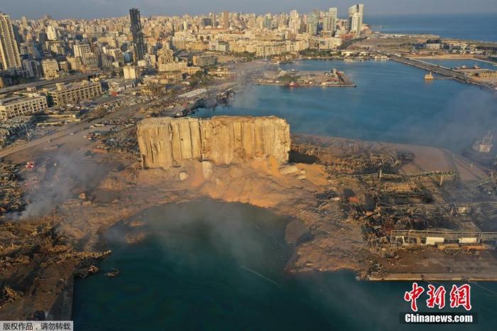 当地时间8月5日，黎巴嫩贝鲁特港口区发生剧烈爆炸后，现场建筑物被严重损毁。据报道，除了有大量人员伤亡，位于事发港口的储备粮粮仓也遭到严重破坏。据估计，该粮仓原本可承载全国85%的战略储备谷物，但现已被摧毁。