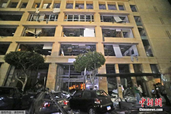 当地时间8月4日晚，黎巴嫩贝鲁特港口区发生剧烈爆炸。图为在爆炸中被冲击波摧毁的建筑及车辆。