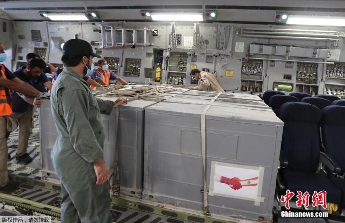 8月5日，据法新社报道，黎巴嫩红十字会5日表示，贝鲁特港口发生的爆炸，共已造成100多人死亡，4000多人受伤。在黎巴嫩向国际社会寻求帮助之际，多个国家纷纷表达了深切慰问，并称愿意提供援助。图为卡塔尔首都多哈郊区的乌代德空军基，工作人员将运往黎巴嫩的战地医院和医疗救援物资装入运输机。