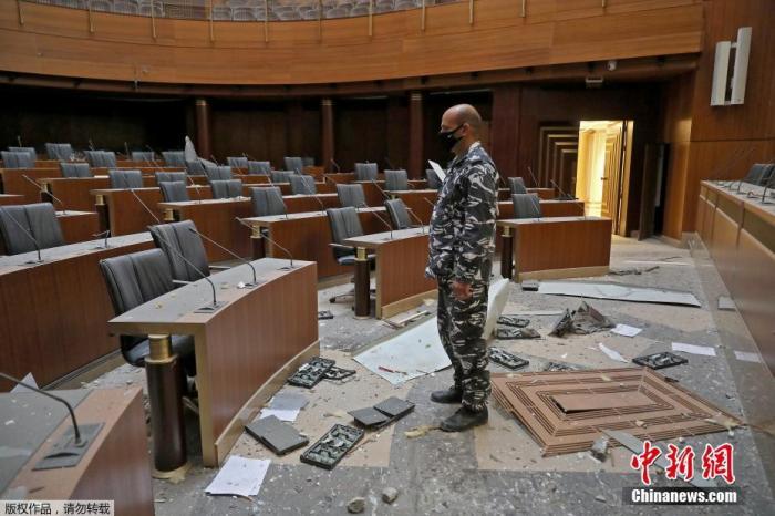 当地时间8月5日，黎巴嫩首都贝鲁特中心区，黎巴嫩议会大厅的地板上碎片散落一地。