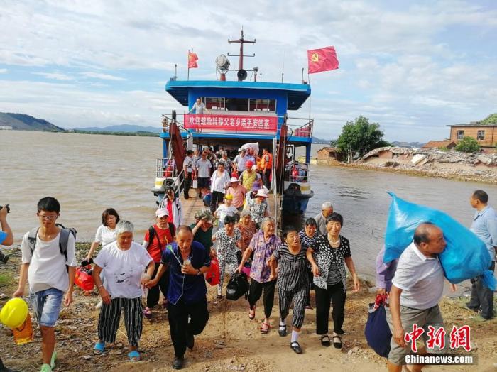 随着长江水位回落，8月6日开始，江西彭泽县正式启动转移安置群众返乡方案。图为回乡群众。 韩凯强 摄