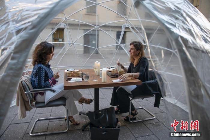 当地时间8月8日，美国加州旧金山一家日本餐厅在门外设置了三个透明半球形隔离餐位，吸引食客体验。<a target='_blank' href='http://www.chinanews.com/'>中新社</a>记者 刘关关 摄