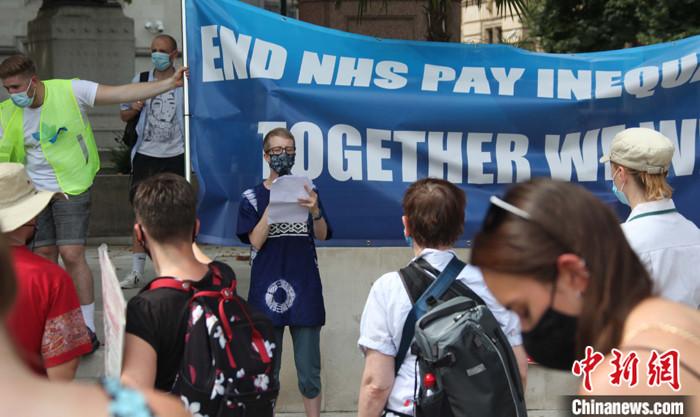 英国8日多地举行了抗议不公平薪资待遇的游行