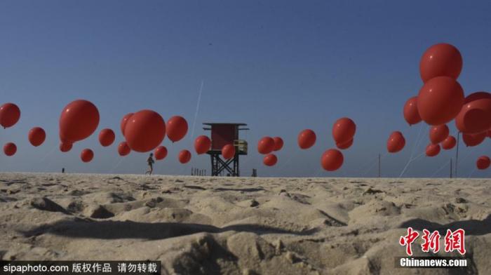 (当)地(时)间2020年8月8(日),巴西里约(热)内卢,当地科帕(卡)(巴)纳海滩升(起)(了)一千个(红)(色)气球,以(此)来纪念新冠肺炎逝者。图片来(源):Sipaphoto 版(权)作(品) 请勿(转)载 当地(时)间2020年8月8日,(巴)西(里)约热内(卢),(当)地科帕卡(巴)纳海滩升起(了)一(千)(个)红色气(球),以此来纪念新冠(肺)炎逝者。图(片)(来)源:Sipaphoto 版权作品 请勿转载
