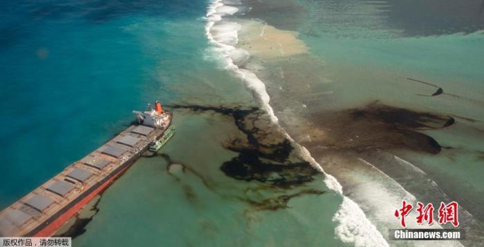 毛里求斯蓝湾海洋公园附近，航拍日本货船附近海域，海水被燃油污染。