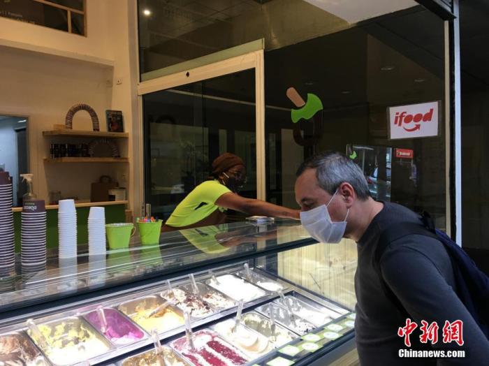 当地时间8月9日，巴西圣保罗，顾客在一家雪糕店选购雪糕。<a target='_blank' href='http://www.chinanews.com/'>中新社</a>记者 莫成雄 摄