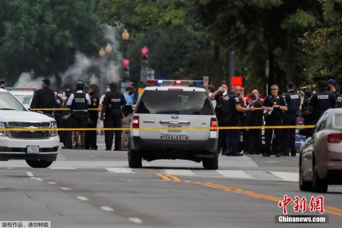 这起事件发生在白宫外的拉斐特广场附近。报道称，目前除嫌疑人外，没有人受伤。