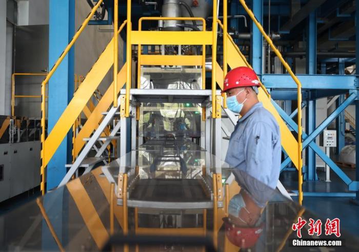 8月10日，工作人员在汉尧石墨烯储能材料科技有限公司车间里有序工作。<a target=