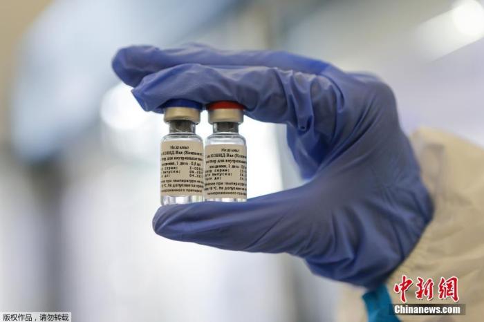 图为近日，在位于俄罗斯首都莫斯科的“加马列亚”流行病与微生物学国家研究中心，工作人员展示新冠疫苗。