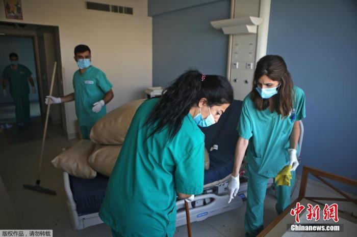 当地时间8月13日，黎巴嫩首都贝鲁特港口区发生大爆炸后，圣乔治医院的护士们在清理受损的病房。据报道，爆炸现场附近的圣乔治医院严重受损，几名工作人员丧生。据世卫组织，贝鲁特有三家医院被关闭，还有两家医院仅部分运作。