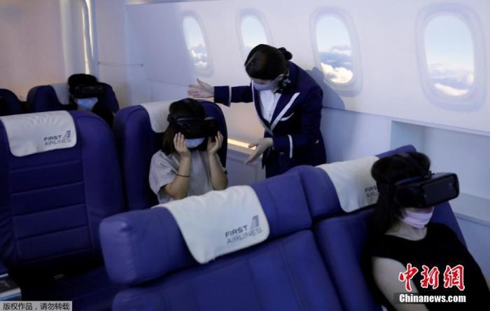 资料图：日本东京，First Airlines推出VR飞行体验，消费者在360度欣赏城市风光的同时还可以享受到“空姐”的机舱服务。