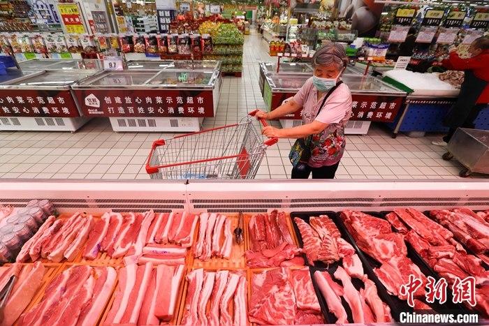 8月14日，山西省太原市一超市，市民在选购猪肉。一段时间以来高位回落的中国猪肉价格近期再度出现上涨。中国国家统计局新闻发言人付凌晖当日在北京表示，猪肉价格高位运行会持续一段时间，但总体而言价格大幅上涨可能性不大。 <a target='_blank' href='http://www.chinanews.com/'>中新社</a>记者 张云 摄