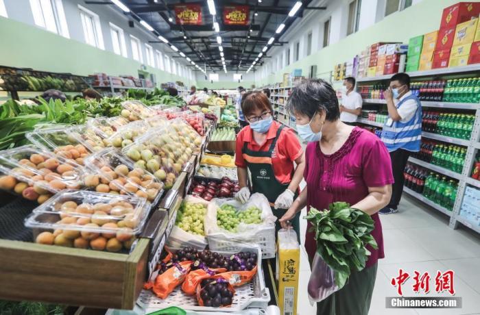 资料图：市民在菜店内挑选蔬菜和水果。新社记者 贾天勇 摄